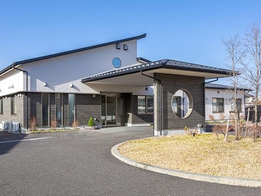 明るい外観の玄関  