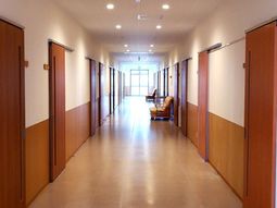 清潔感のある明るい廊下