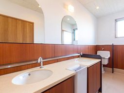 清潔な洗面台とミラー