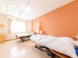 暖色系の壁の居室