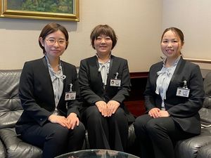 スタッフ3人が並ぶロビー  