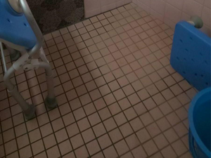 浴室の床と椅子  