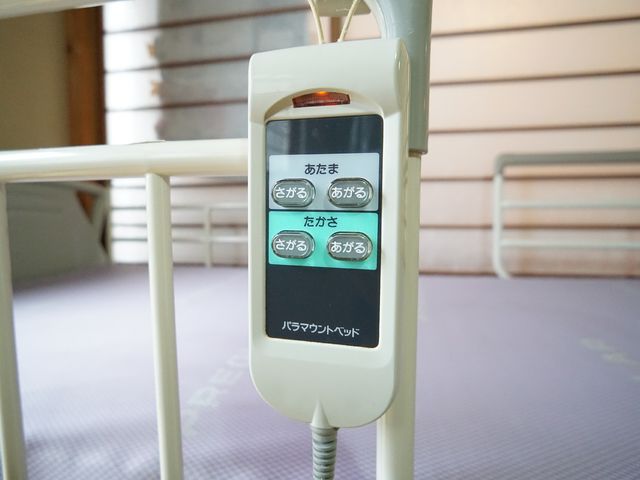 ベッド用コール装置 電動ベッド 居室に配備されたコール装置は、快適な生活をサポートします。ご利用の方が安心して日々を送れる工夫がされています。