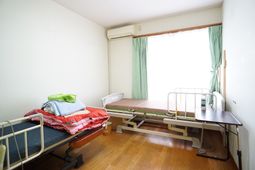 居室のベッドと窓