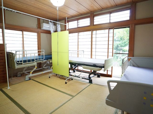 和室スタイルの居室 居室 天井が高く、自然光が入る明るい和室です。畳の香りが心地よい、落ち着きのある空間でのびのびと過ごせます。