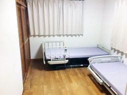 清潔な個室のベッド二組