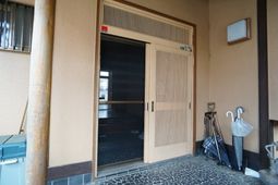 エントランスの簡潔な風景