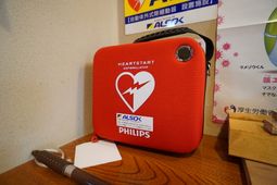 壁掛けのAED機器