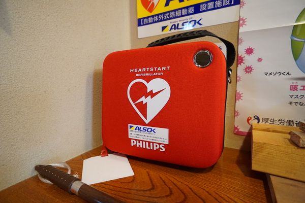 壁掛けのAED機器