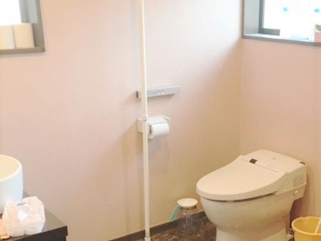 バリアフリートイレ トイレ 安心して利用できる、手すり付きの明るいトイレです。清潔感があり、快適な空間を提供しています。
