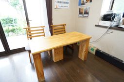 木製テーブルと椅子が置かれた部屋