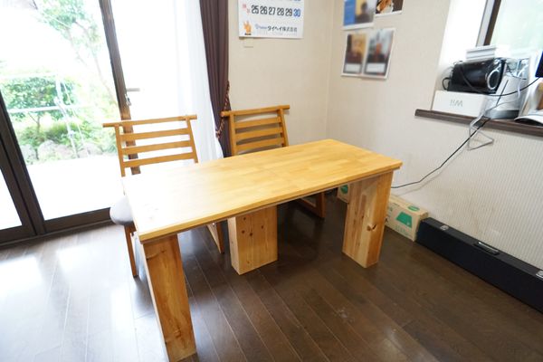 木製テーブルと椅子が置かれた部屋