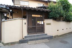 伝統的なエントランス