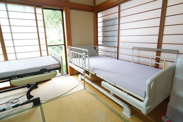 和室風の居室のベッド