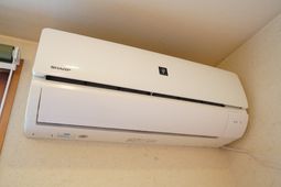 壁掛けエアコンのクローズアップ