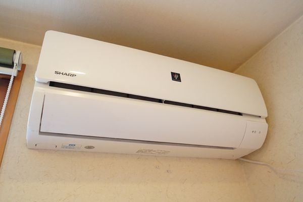 壁掛けエアコンのクローズアップ