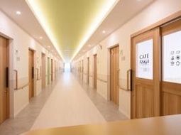 明るく広い施設の廊下