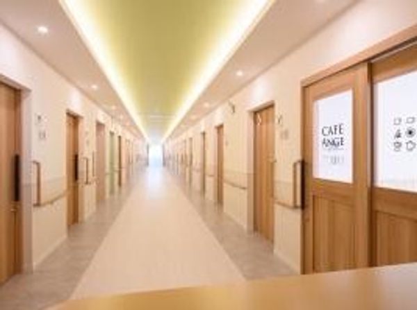 明るく広い施設の廊下