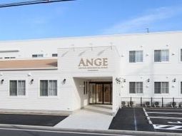 白い建物のエントランス風景