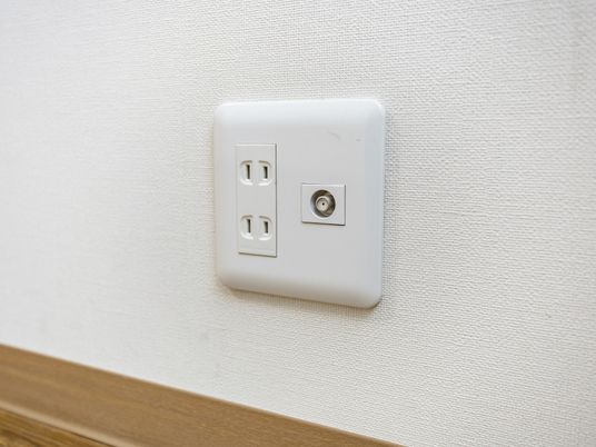 壁面の電源コンセント