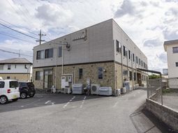 ワイドな建物の外観