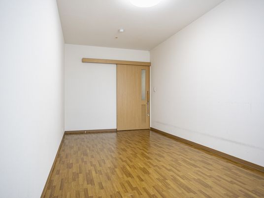 木のドアの居室