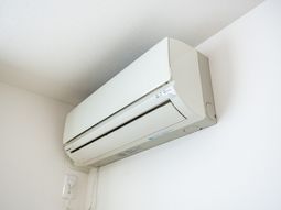 白いエアコンの部屋