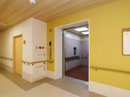 エレベーター前の明るい廊下