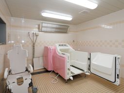 バリアフリー設計の浴室