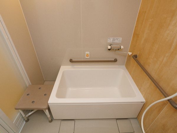 安全な手すり付き浴室
