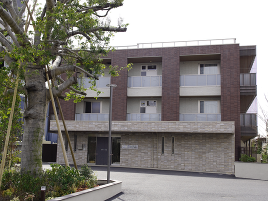 木々に囲まれた建物外観  