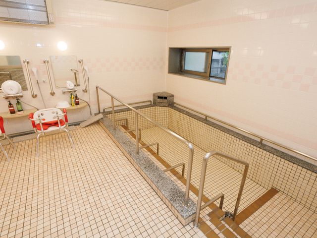 バリアフリー対応の浴室 浴室 手すりが設置されている快適な浴室です。安全に配慮した設計により、皆さまの快適な生活をサポートいたします。