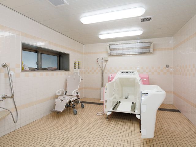 バリアフリー設計の浴室 浴室 清潔感あふれる明るい浴室で、安心して身体を清めることができます。快適なバスタイムをサポートする設備が整っています。