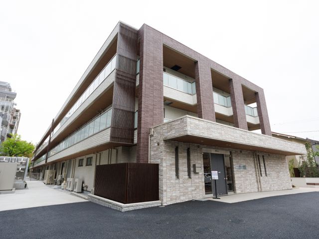 モダンな建物です 外観 モダンさと落ち着きを兼ね備えた施設です。清潔感あふれるエントランスが皆様をお迎えします。
