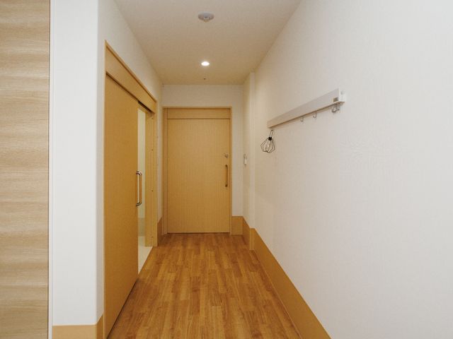 清潔な廊下のイメージ 居室 明るく清潔感のある廊下が広がり、落ち着いた雰囲気を感じられます。利用者の方々の快適な移動に配慮された設計です。