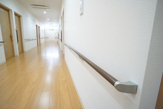 手すり付きの明るい廊下