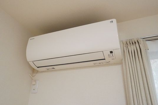 清潔な壁のエアコン