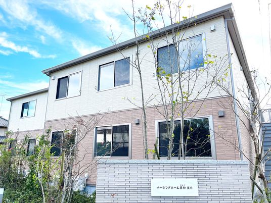 外観の建物と看板  