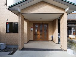 玄関の近代的な外観