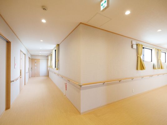 明るく清潔な廊下