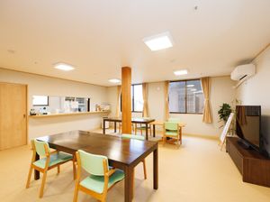 共用リビングの明るい空間