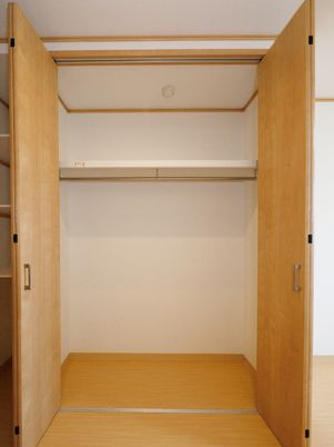 開かれた木製のクローゼット
