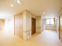 明るく広々とした廊下