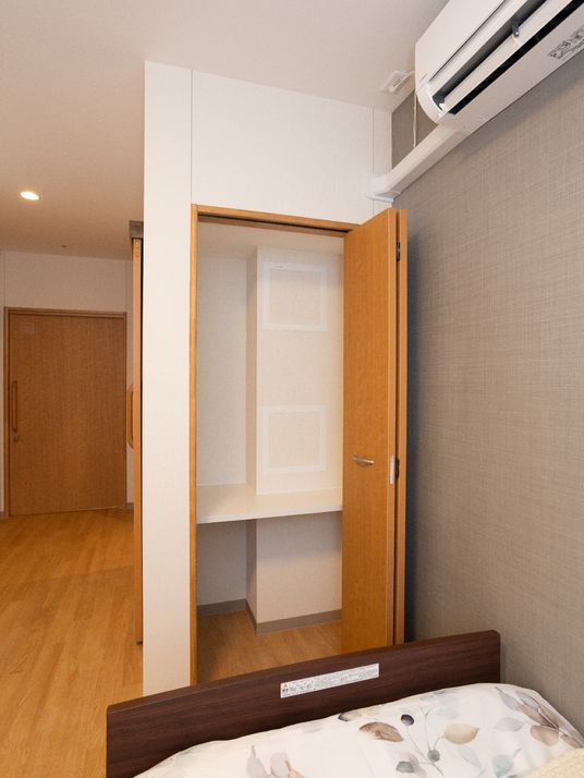 居室のクローゼットとエアコン
