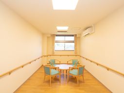 明るい休憩空間の角部屋