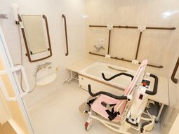 バリアフリー設計の浴室