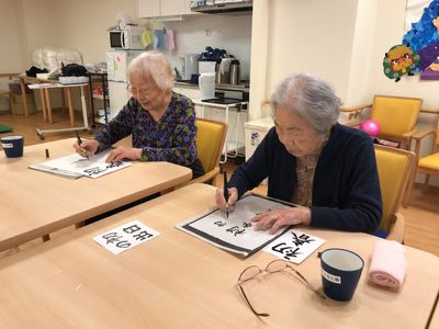 書道を楽しむ高齢者