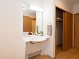 明るい洗面台とクローゼット