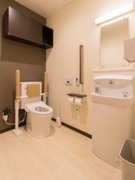 手すり付き清潔なトイレ空間