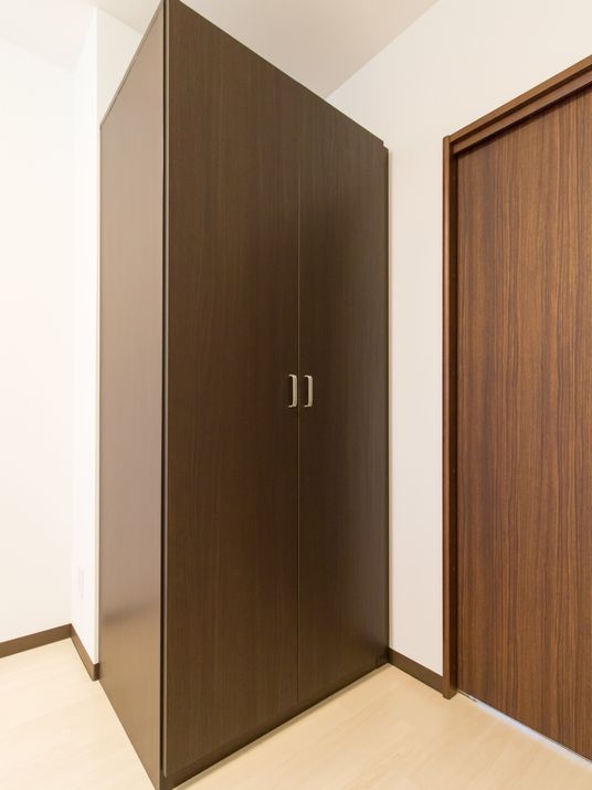 茶色いクローゼットの部屋